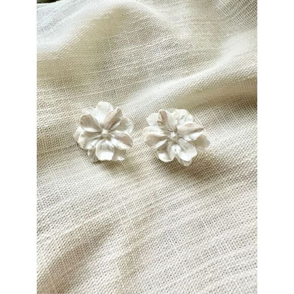Bright white flower stud earrings - Picture 1 of 2